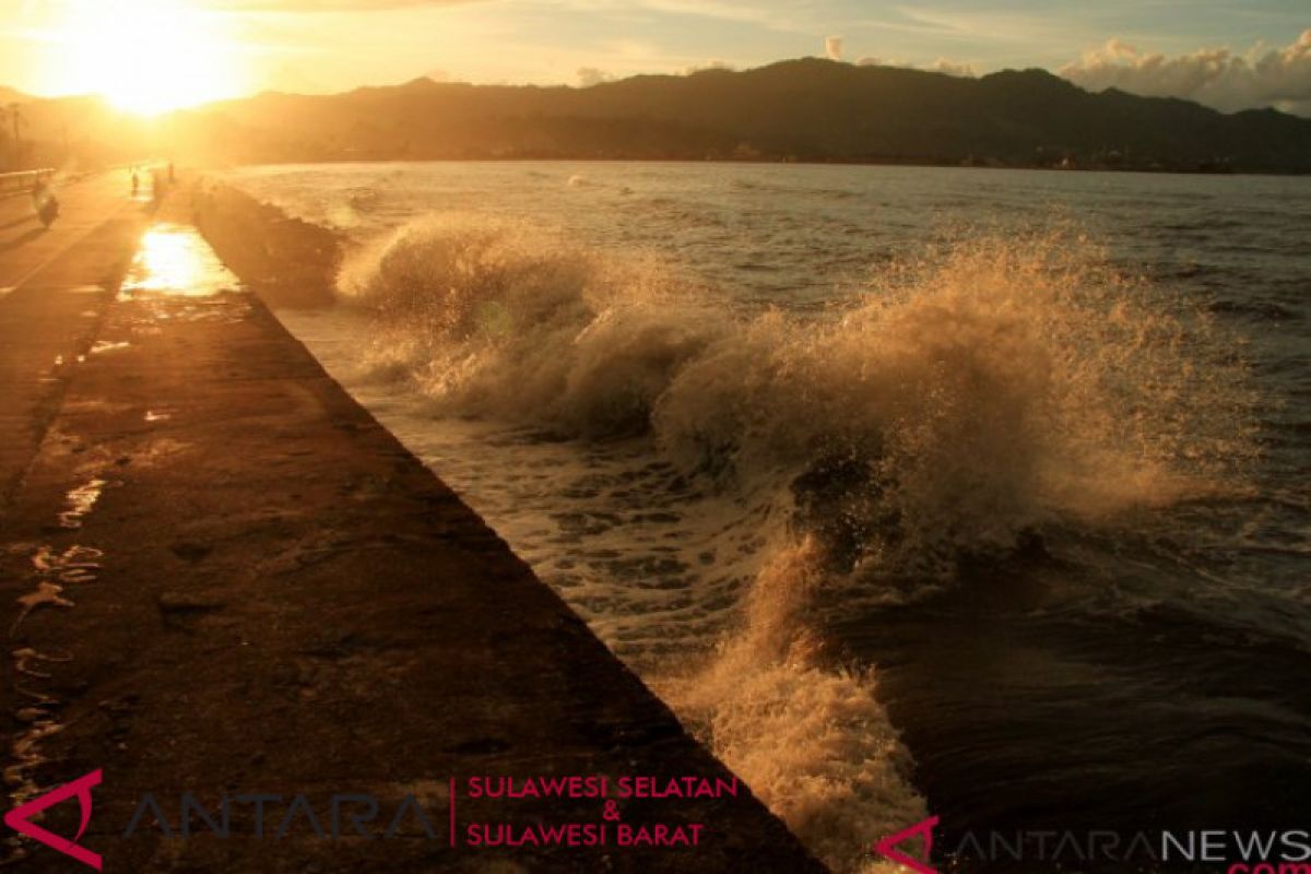 Tinggi gelombang perairan Makassar hingga 4.0 meter
