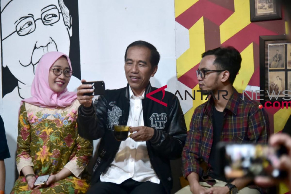Jokowi ngopi bareng dengan anak muda Tulungagung
