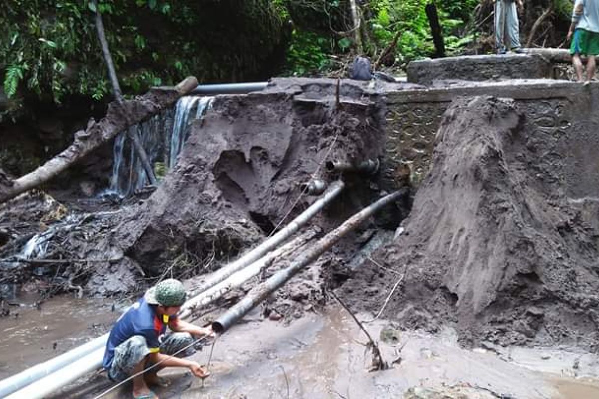 Pipa diterjang banjir bandang, empat dusun di Senaru kesulitan air