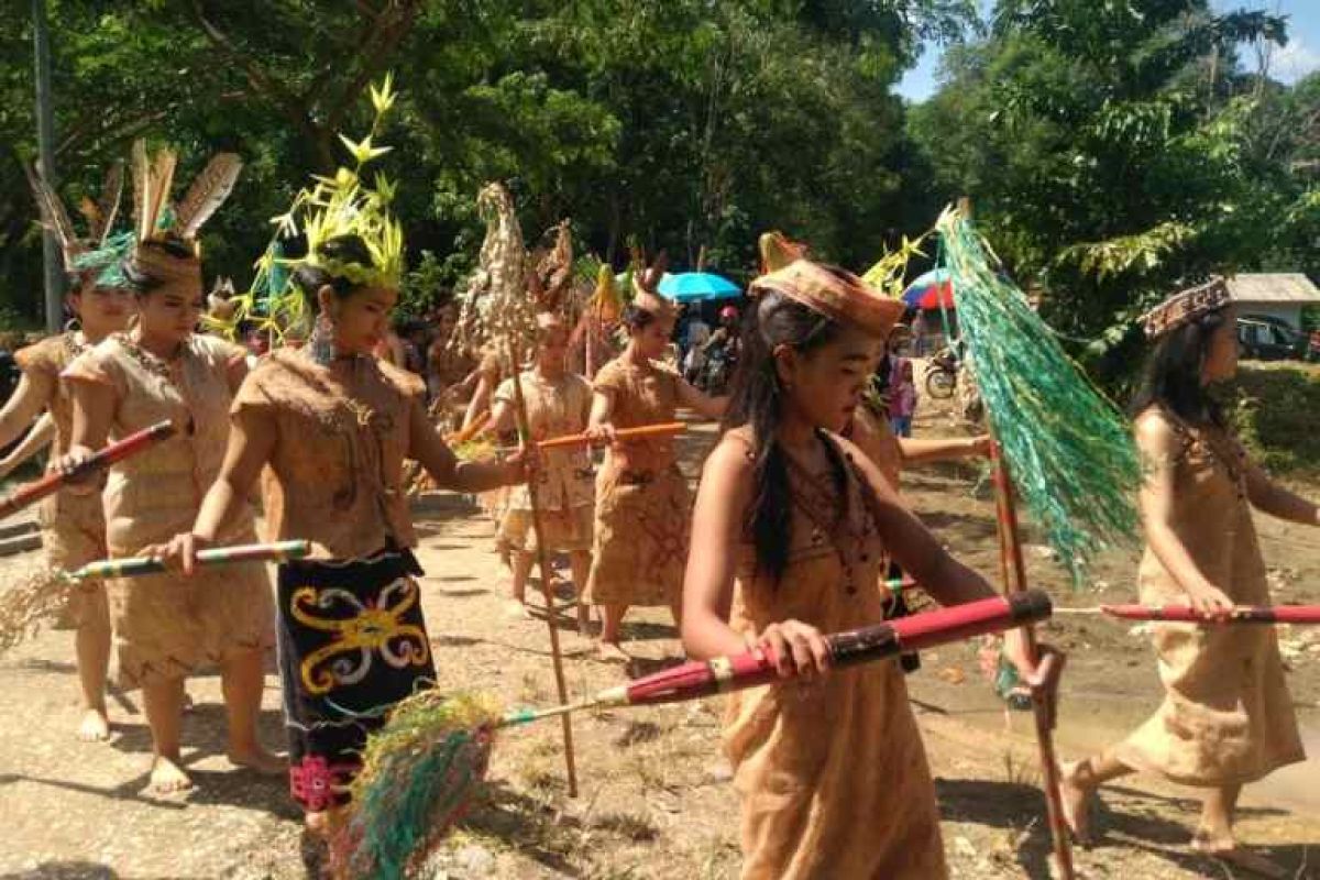 Upau residents perform Dayak Deah Culture