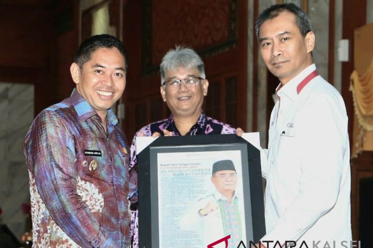 Komitmen turunkan kematian ibu dan bayi, Bupati HSS raih Antara Award