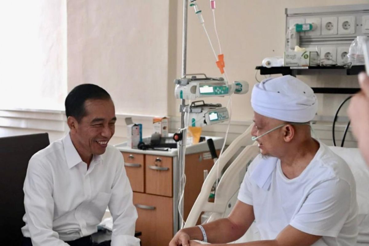 President Jokowi visits Arifin Ilham at Cipto Hospital