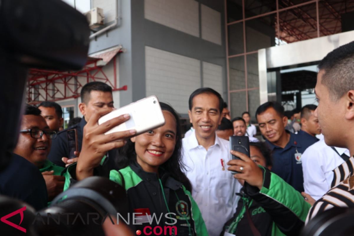 Hati-hati saat berkendara, pesan Jokowi ke pengemudi daring