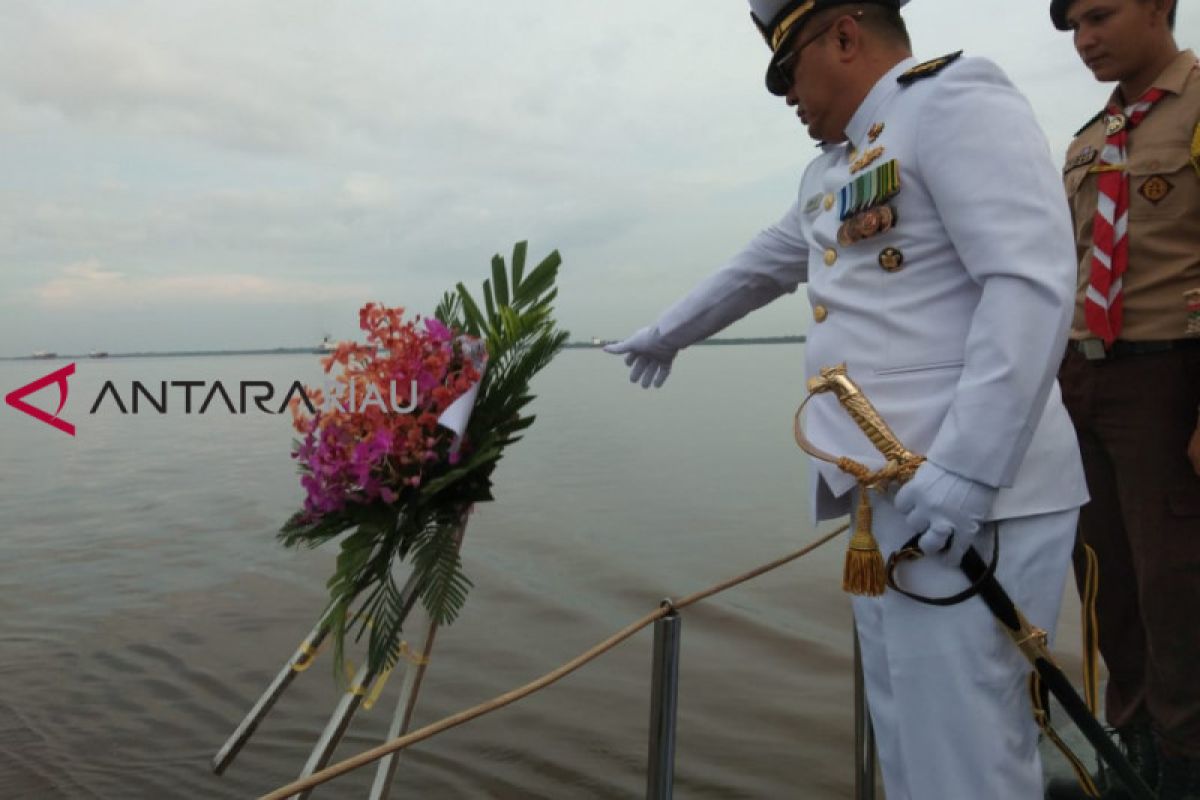 Danlanal Dumai Tabur Bunga Peringati Hari samudra