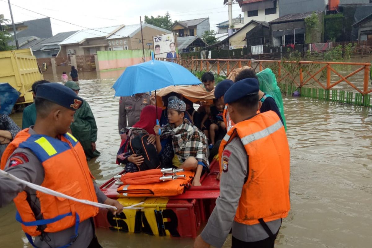 SAR Brimob diterjunkan evakuasi korban banjir Makassar