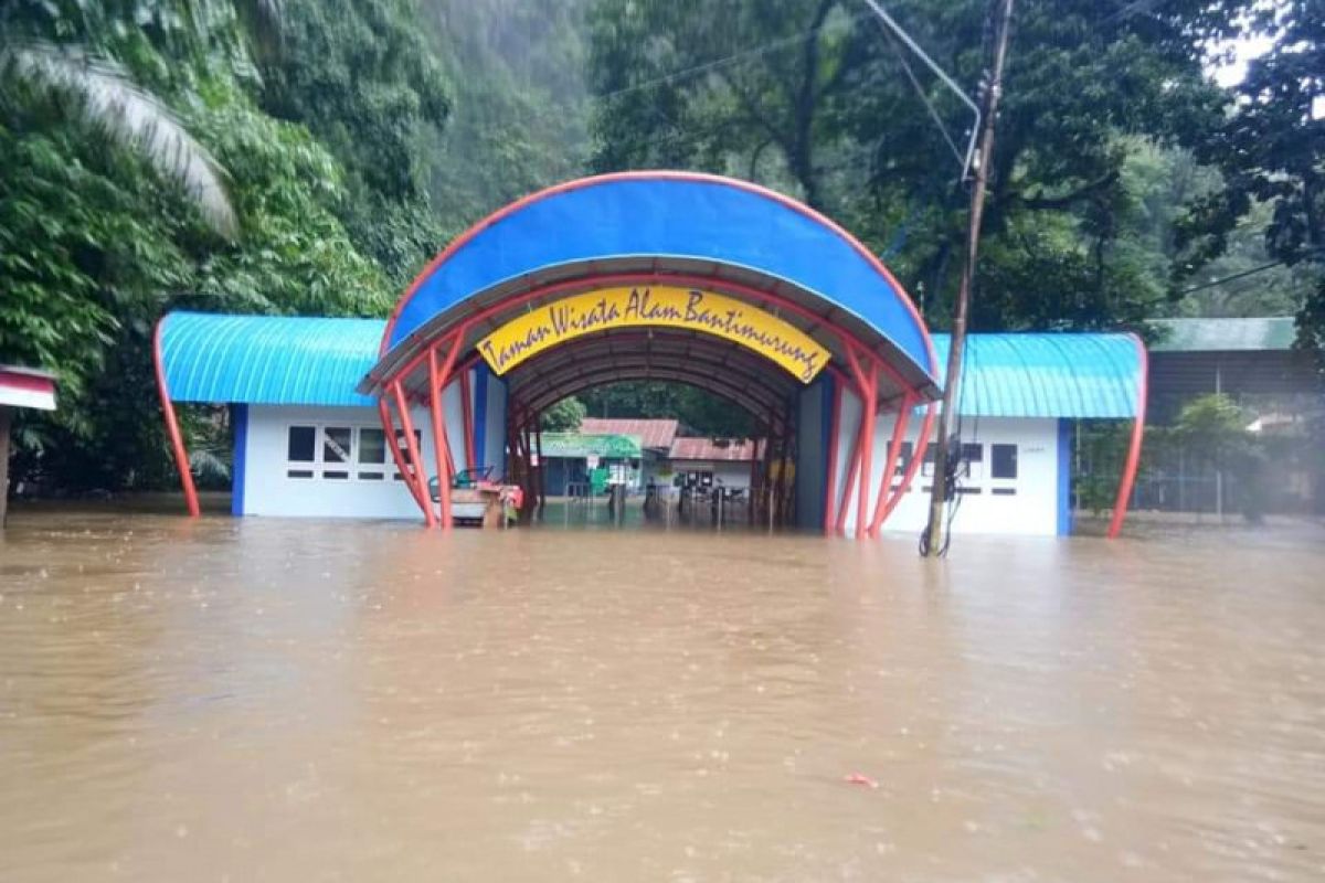 Sungai Bantimurung meluap genangi tempat wisata