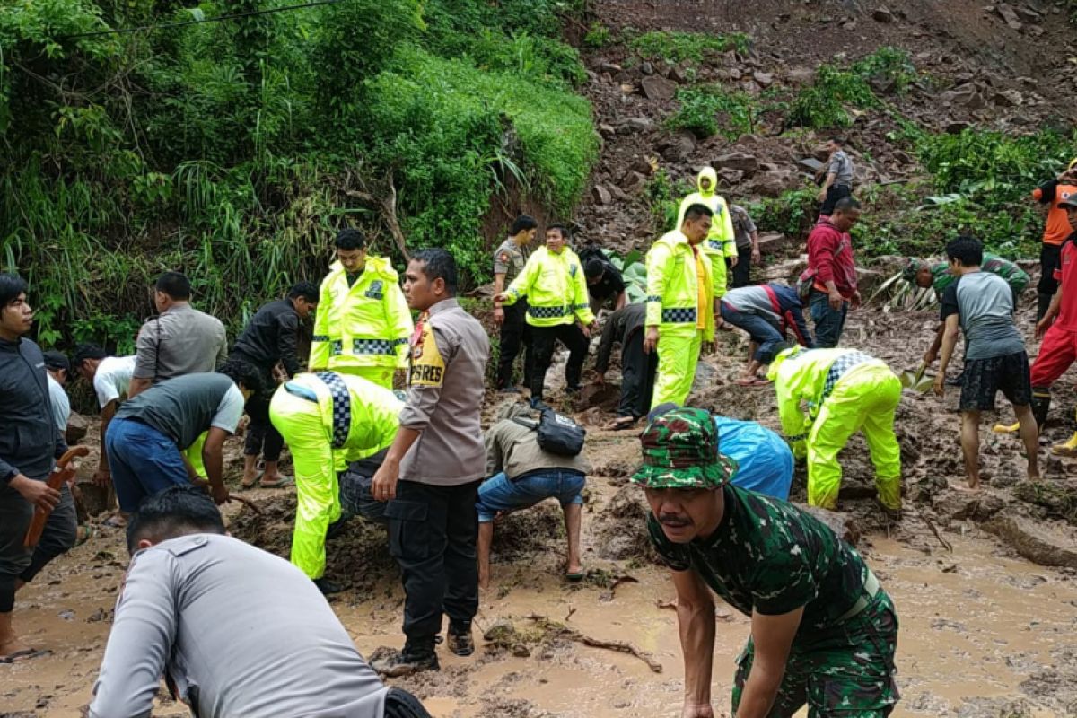 Tni-Polri bersihkan material longsor menutupi jalan