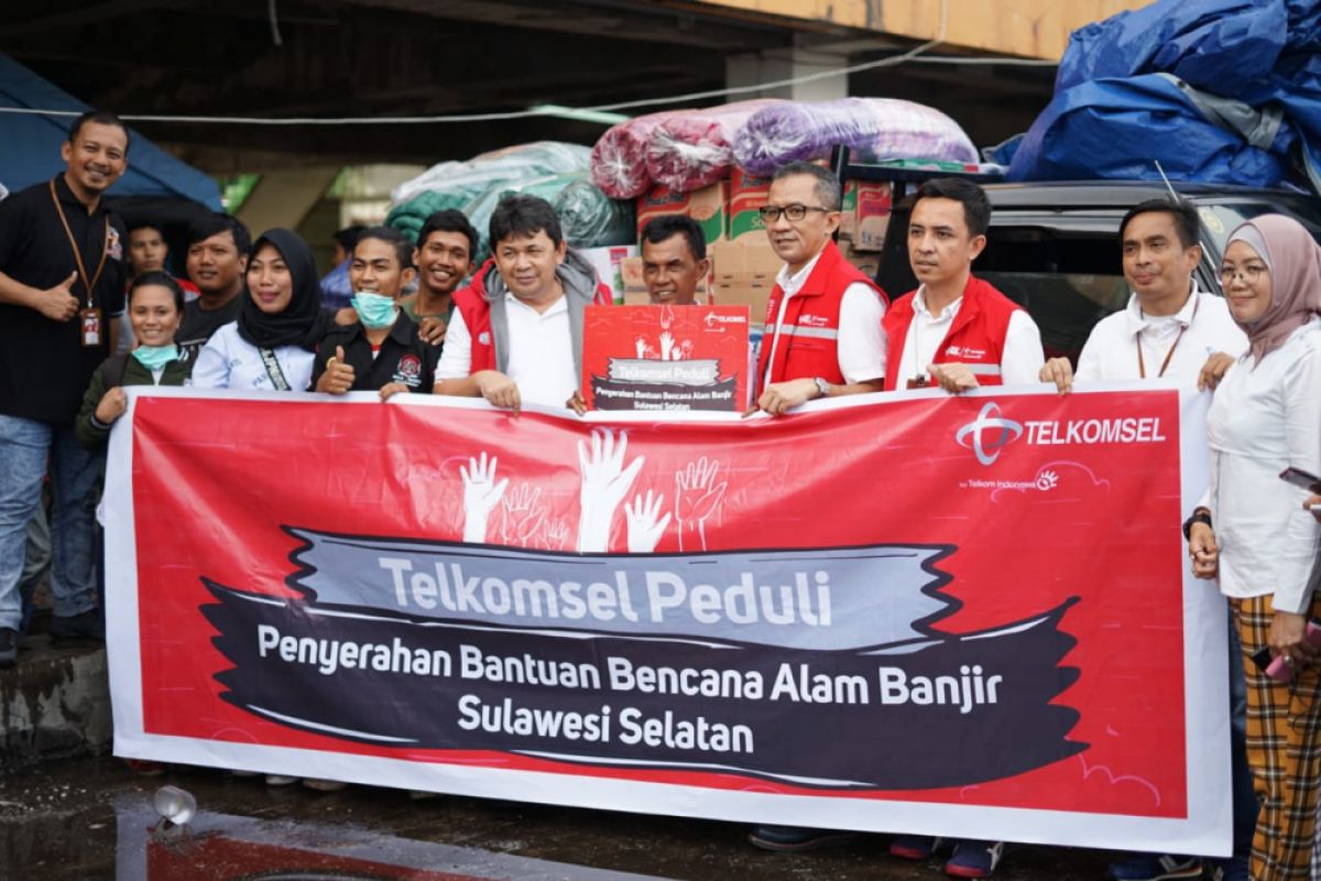 Banjir Sulsel Telkomsel salurkan bantuan logistik