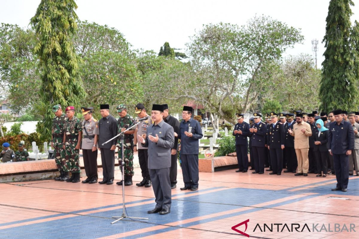 Norsan pimpin upacara ziarah makam pahlawan