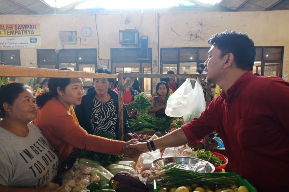 Ronnie Sianturi Dekati Ibu-ibu di Pasar Pahing Kediri