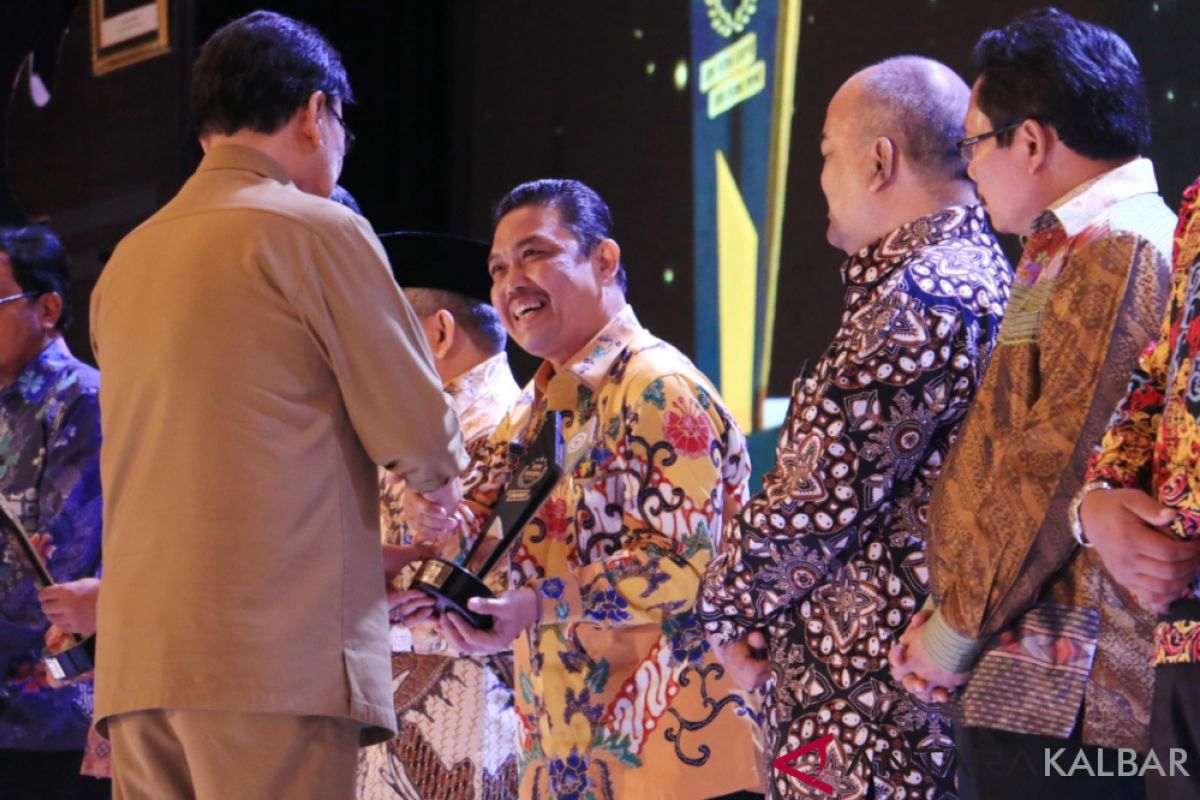 Kalbar raih Adhi Purna Prima Award bidang pendidikan