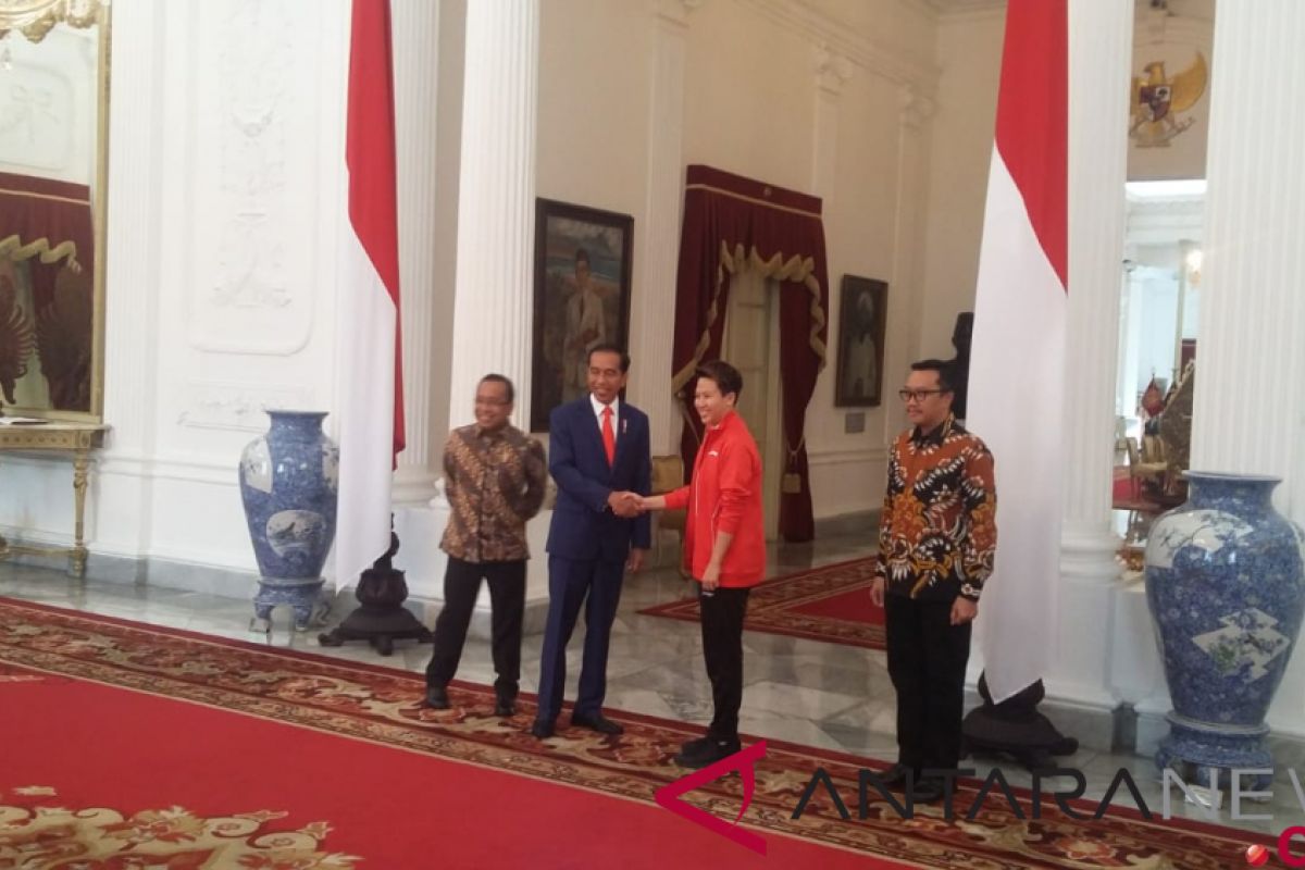 Jokowi terima  Liliyana "Butet"  Natsir di Istana Merdeka