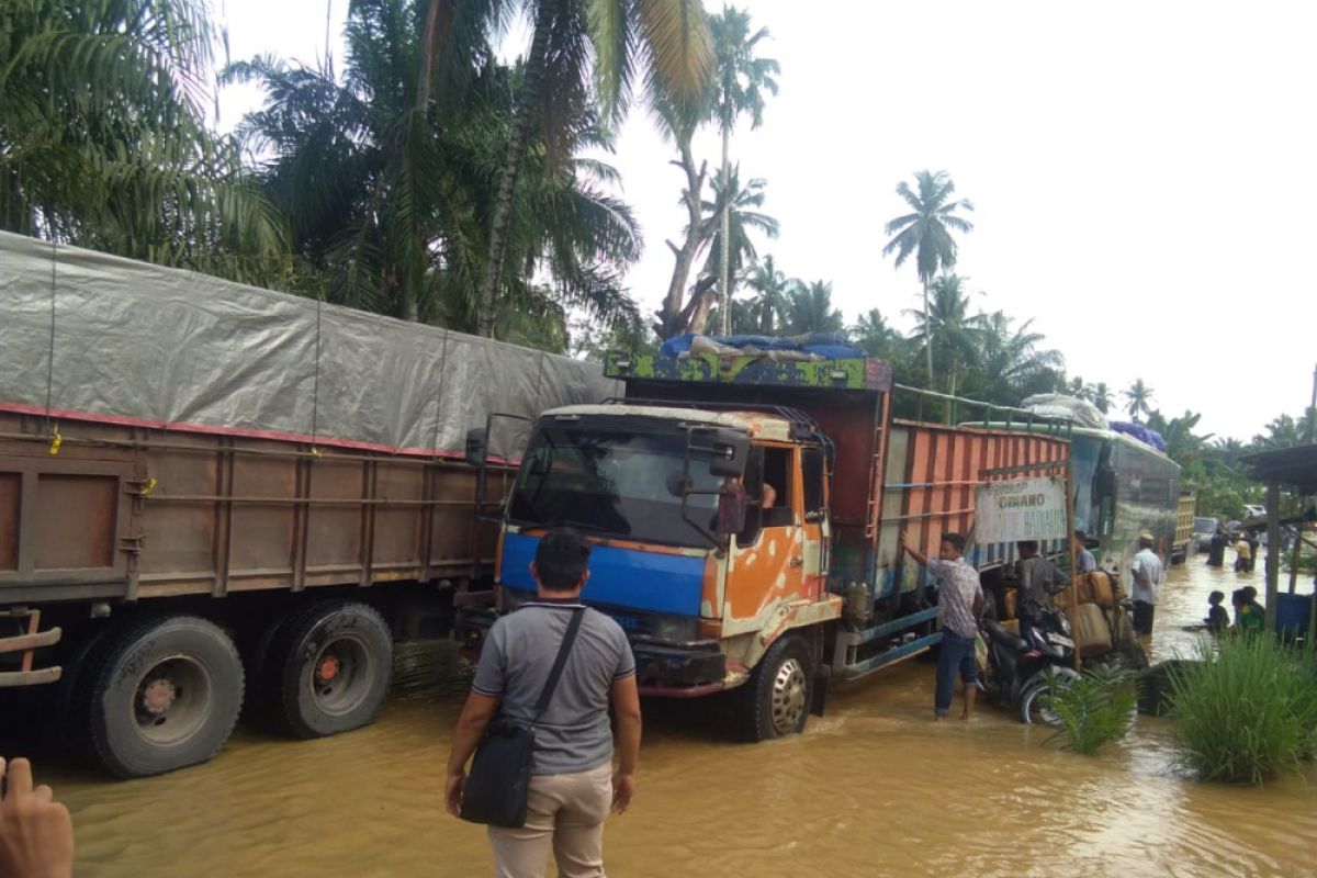 Banjir kepung Jalan Lintas Sumatera Labusel-Paluta