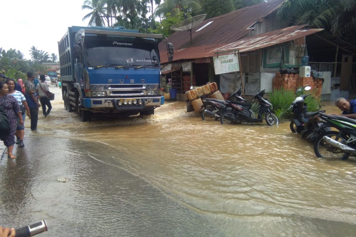 Banjir jalan lintas Sumatera, Labusel-Paluta berangsur surut