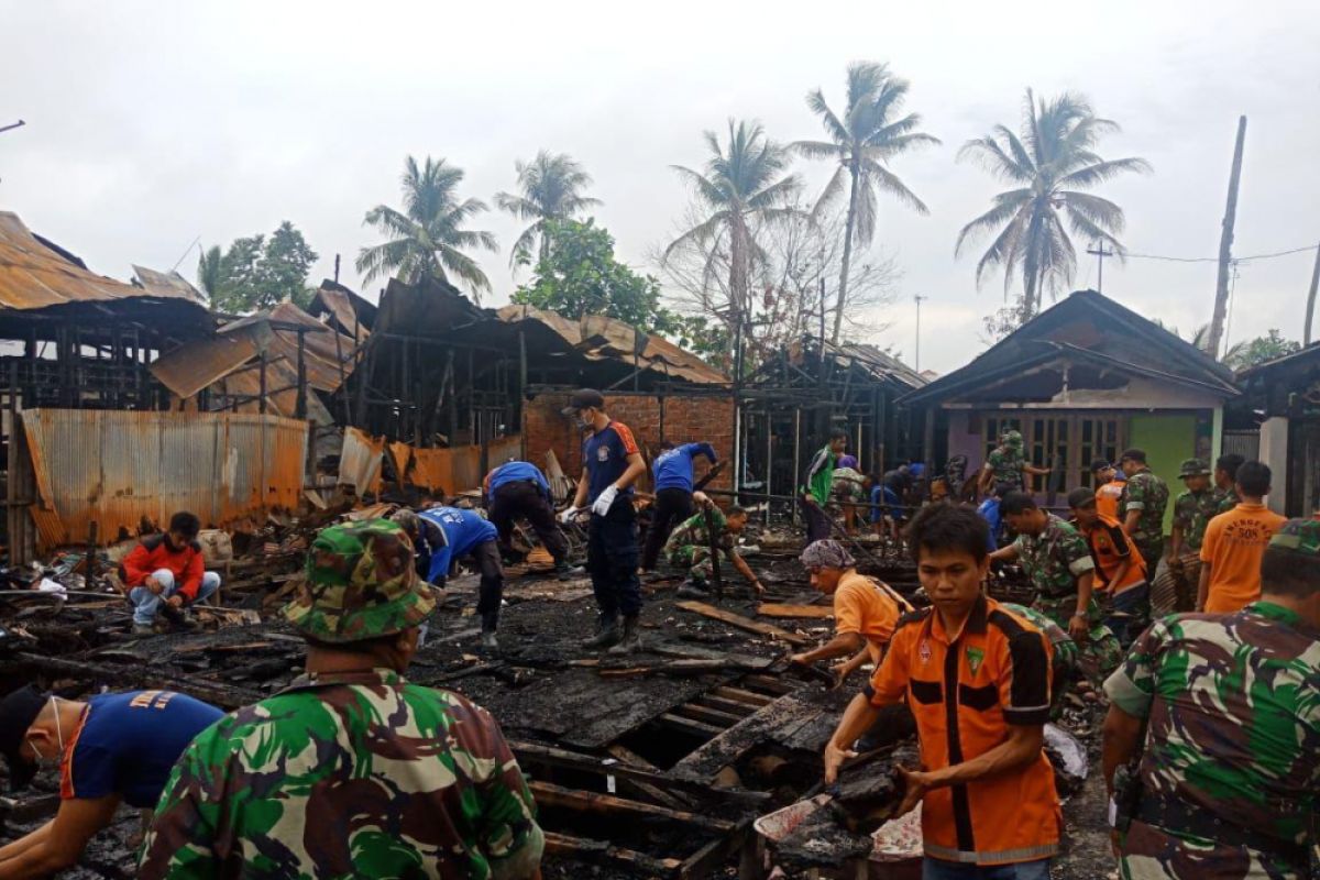 Tumbuhkan Nilai Kesetiakawanan Sosial, Kodim 1011/Klk Ajak Siswa Bersihkan Bangunan Korban Kebakaran di Kapuas