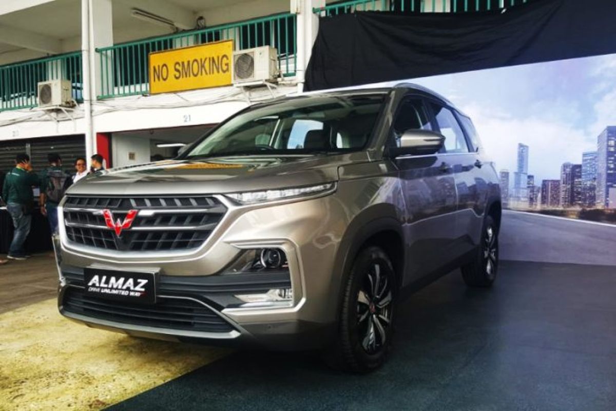 SUV Wuling Almaz terasa kian mantap dengan menggunakan model Sport