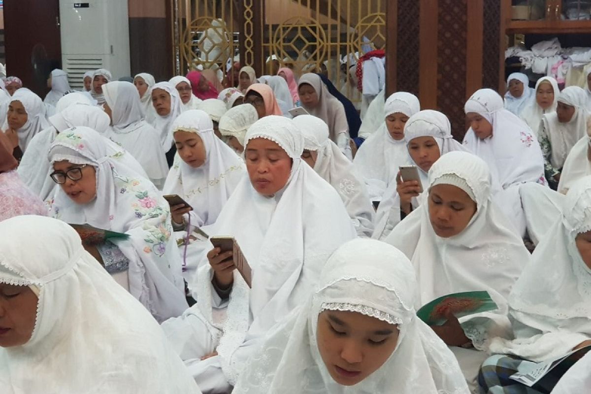 Ribuan umat Muslim Sibolga shalat Isya berjamaah di malam pergantian tahun