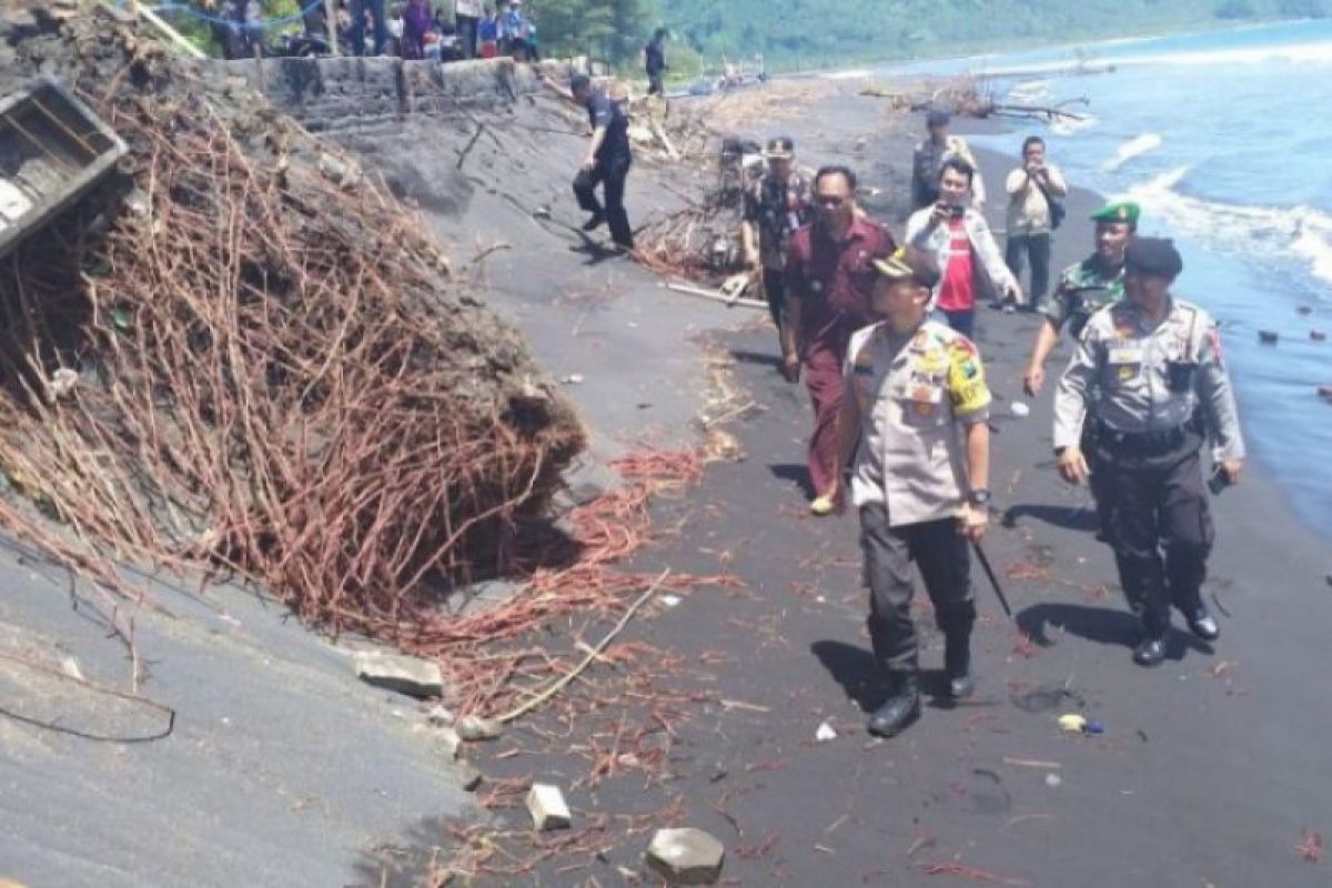 Pantai Tegalbanteng Lumajang yang abrasi diberi garis polisi