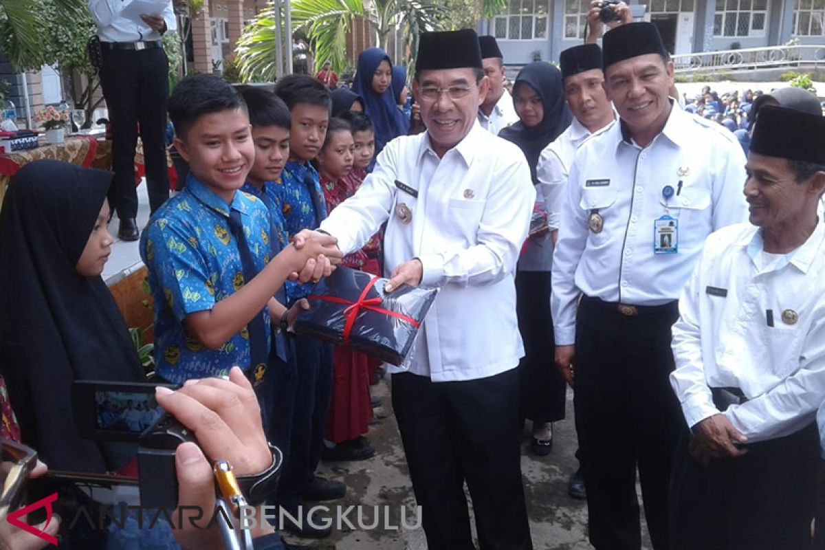 Disdikbud Rejang Lebong bagikan bahan seragam gratis