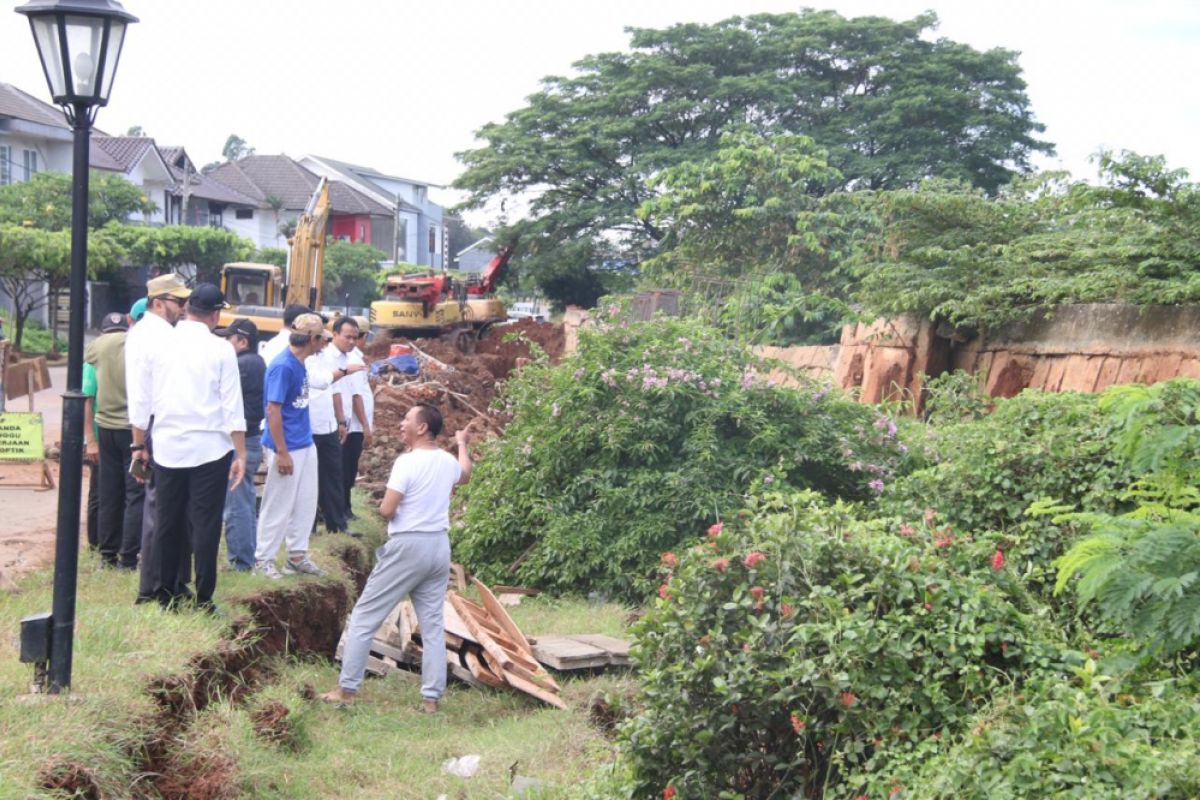 Sekitar 230 meter tanggul Kemang Pratama dikhawatirkan ambruk