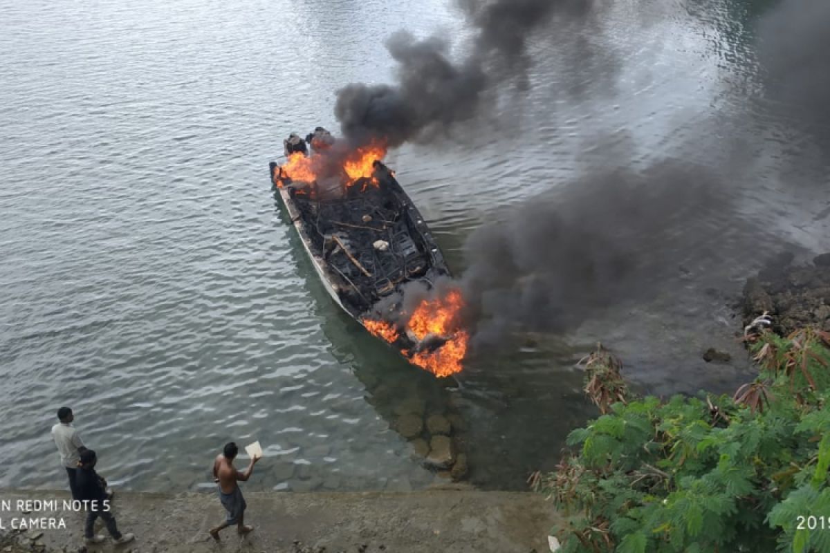 Perahu cepat Pemkot Tual terbakar lukai nakhoda