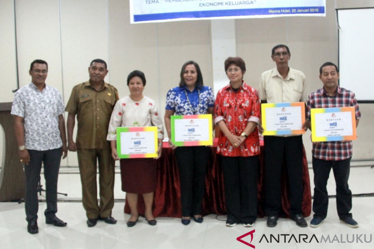 Yayasan Salele Maluku serahkan 70 paket bantuan sosial