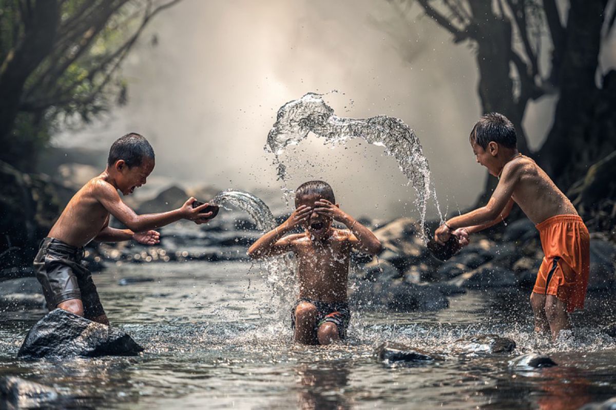 Anak ingin jumpai teman saat pandemi, sebaiknya larang atau izinkan?