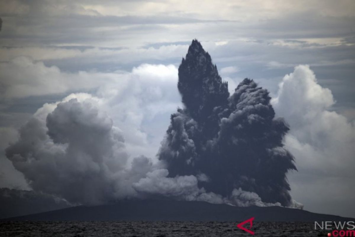 Gunung Anak Krakatau erupsi dengan semburan abu vulkanik 657 meter