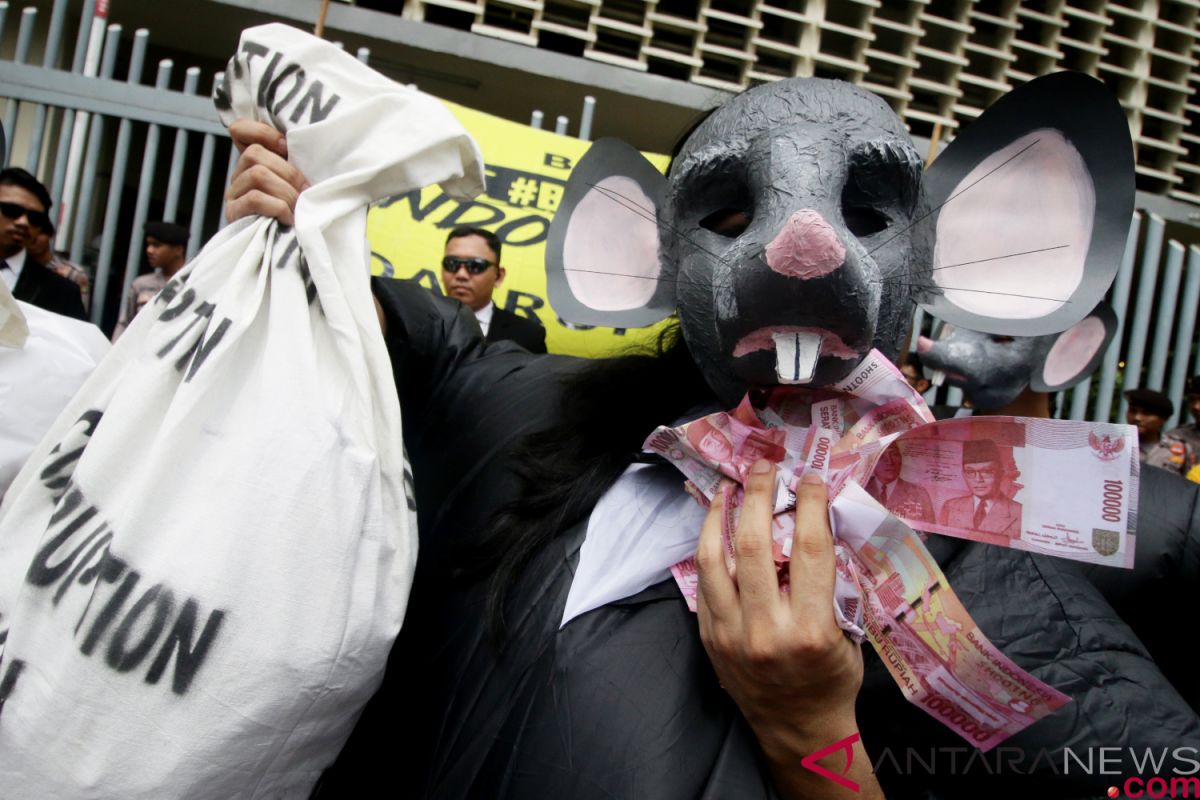 Aksi "Tikus Raksasa" Desak Capres Akhiri Korupsi Politik Batu Bara