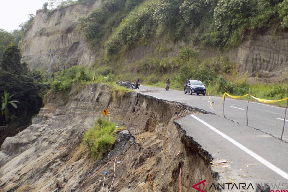 Hujan deras sebabkan longsor di Manado