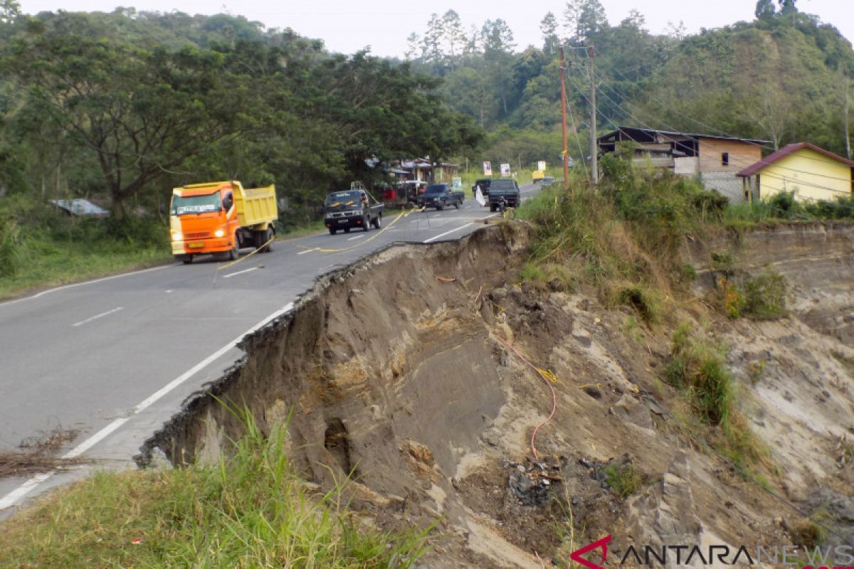 Jalan lintas nasional Bireuen-Takengon di Aceh putus diterjang longsor