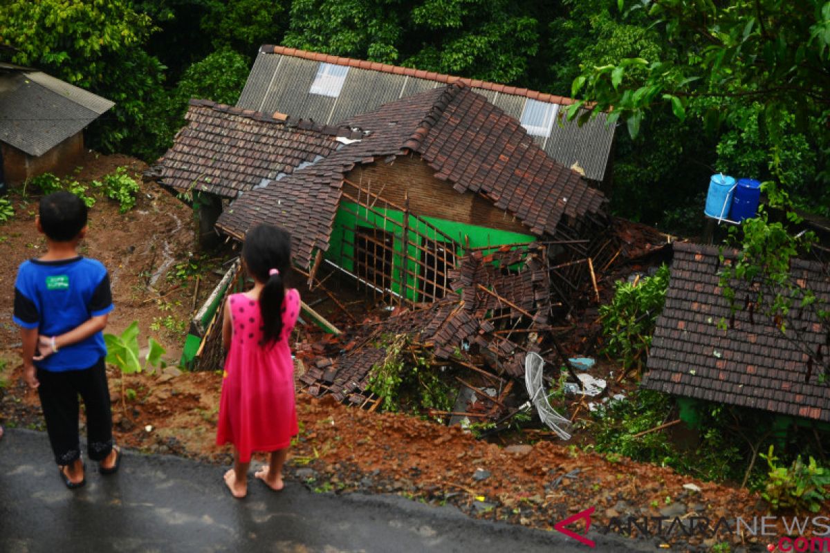 Jalan Magelang-Purworejo tertutup longsor