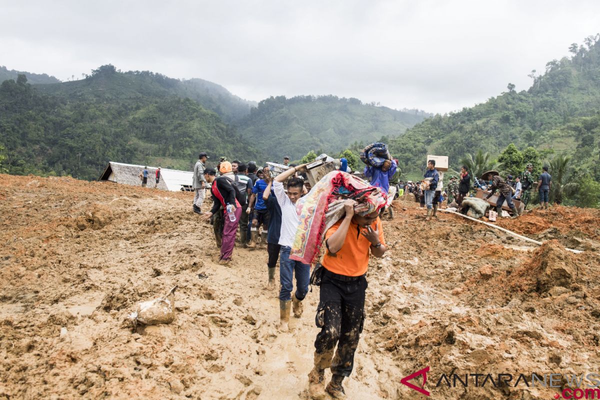 Team confirms 34 victims still buried by landslide in Sukabumi