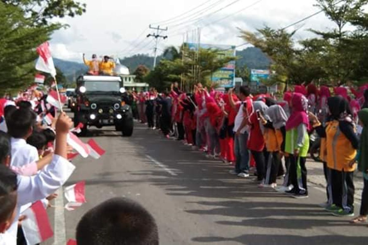 Kampanyekan kebersihan, piala Adipura Pesisir Pelatan diarak 300 kilometer