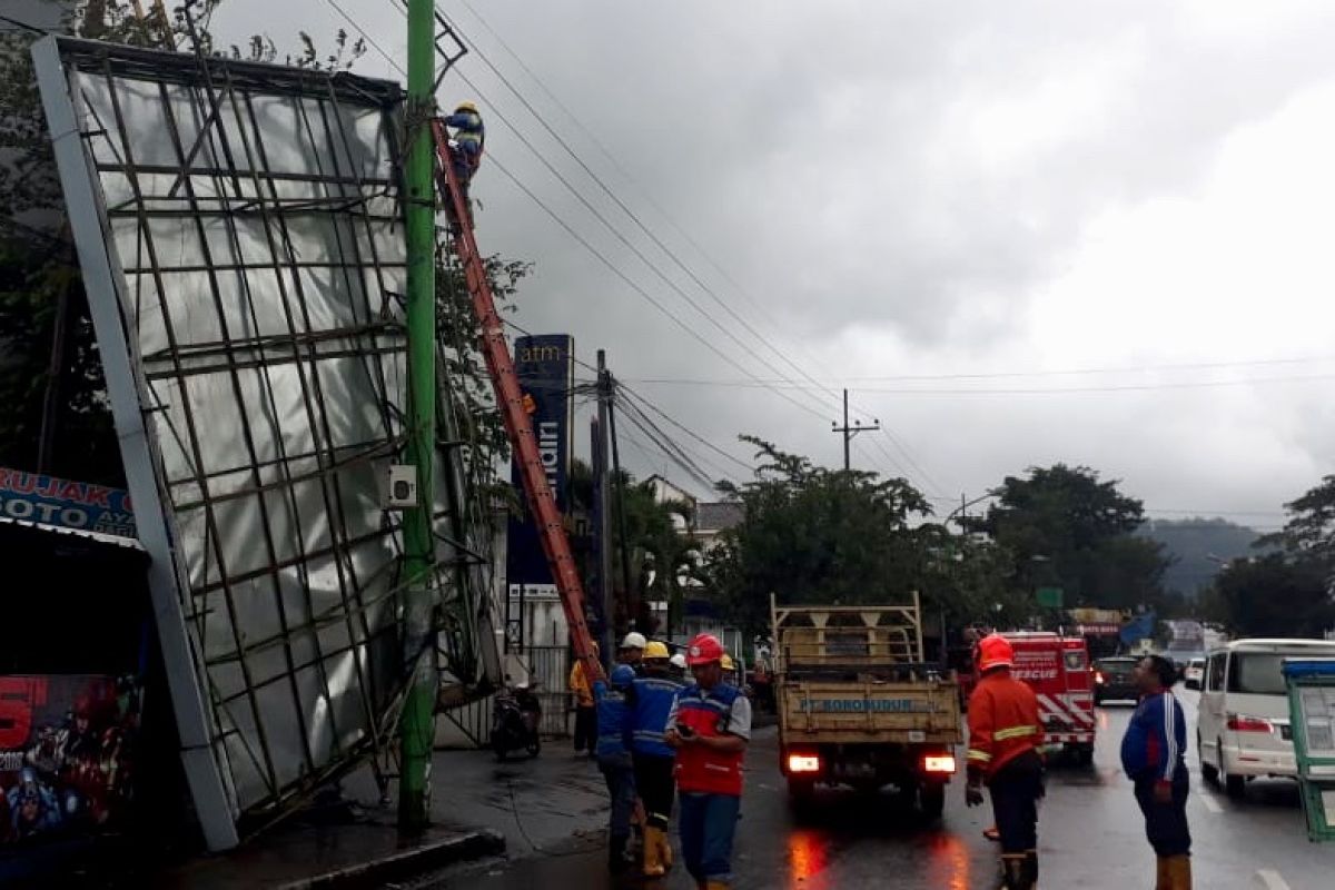 Angin Kencang  Robohkan Papan Reklame Berukuran Besar  di Batu