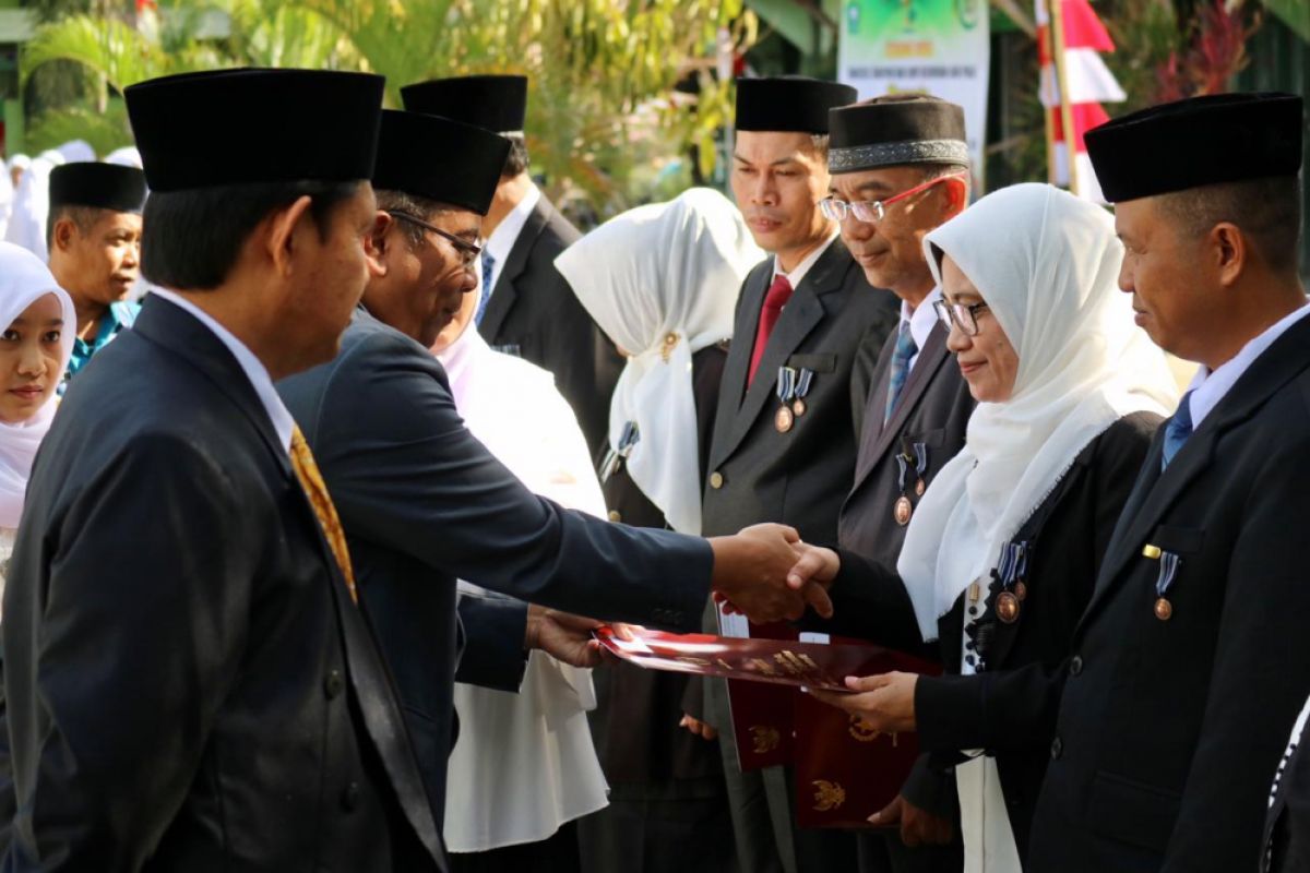 Rektor: penerima satyalancana tingkatkan kinerja dalam pengabdian