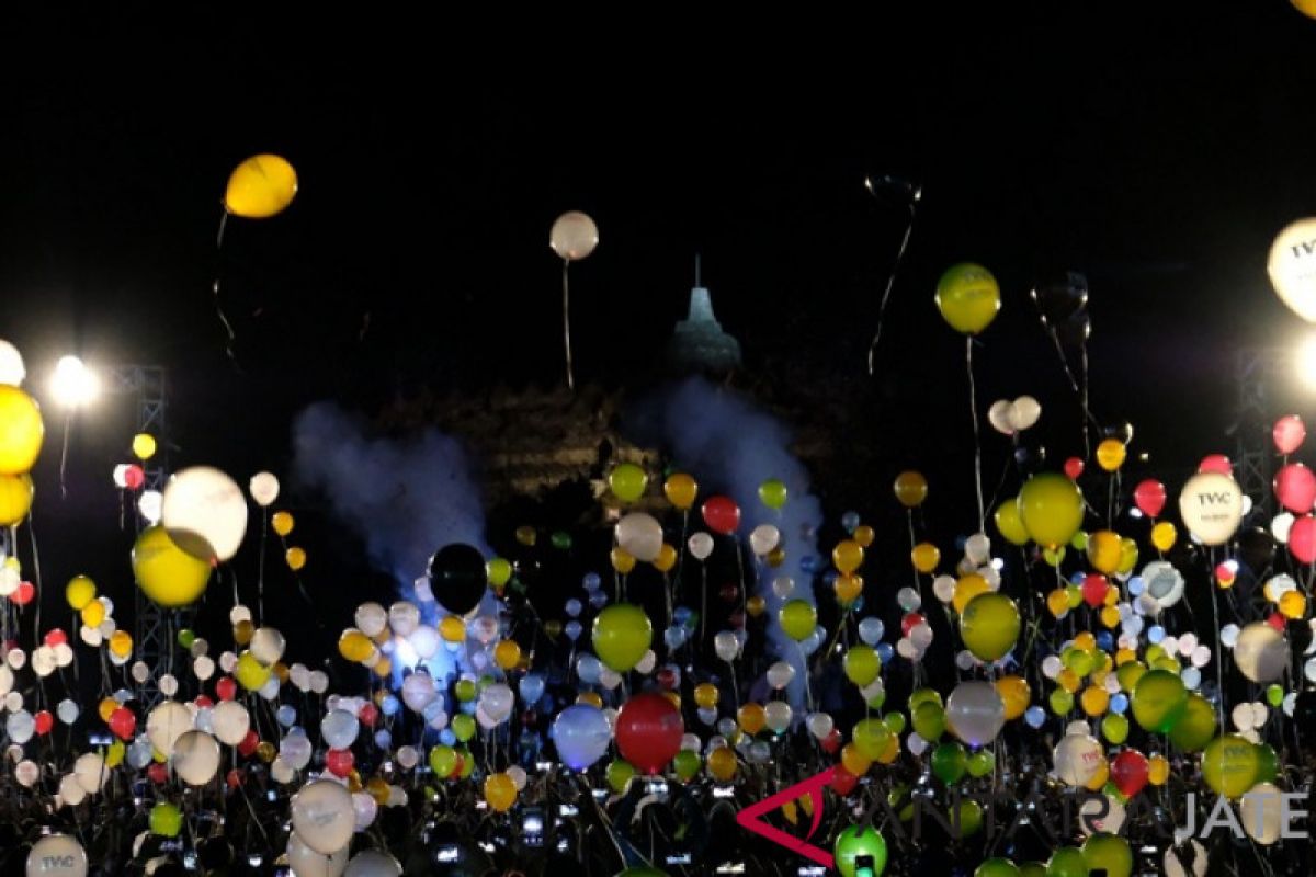 1.500 balon LED diterbangkan di kawasan Borobudur