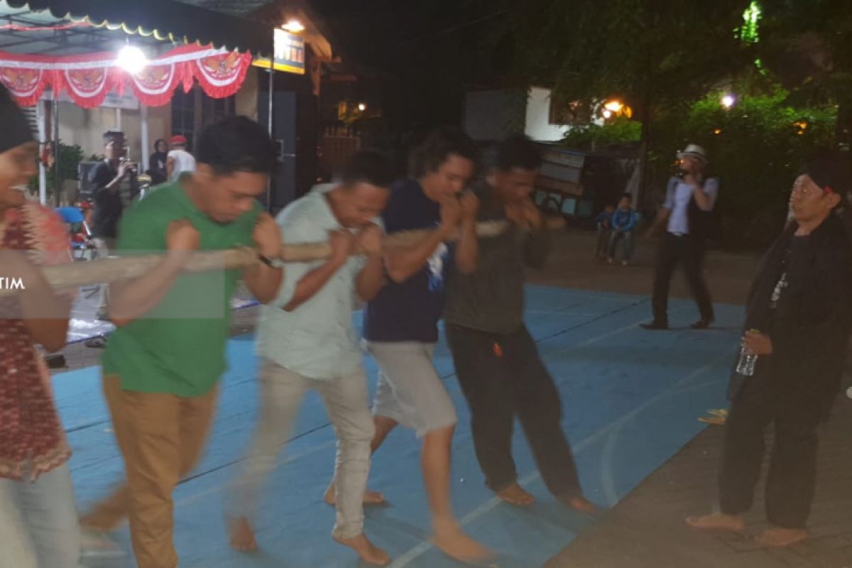 Permainan Bambu Gila Ramaikan Malam Tahun Baru di Kota Surabaya