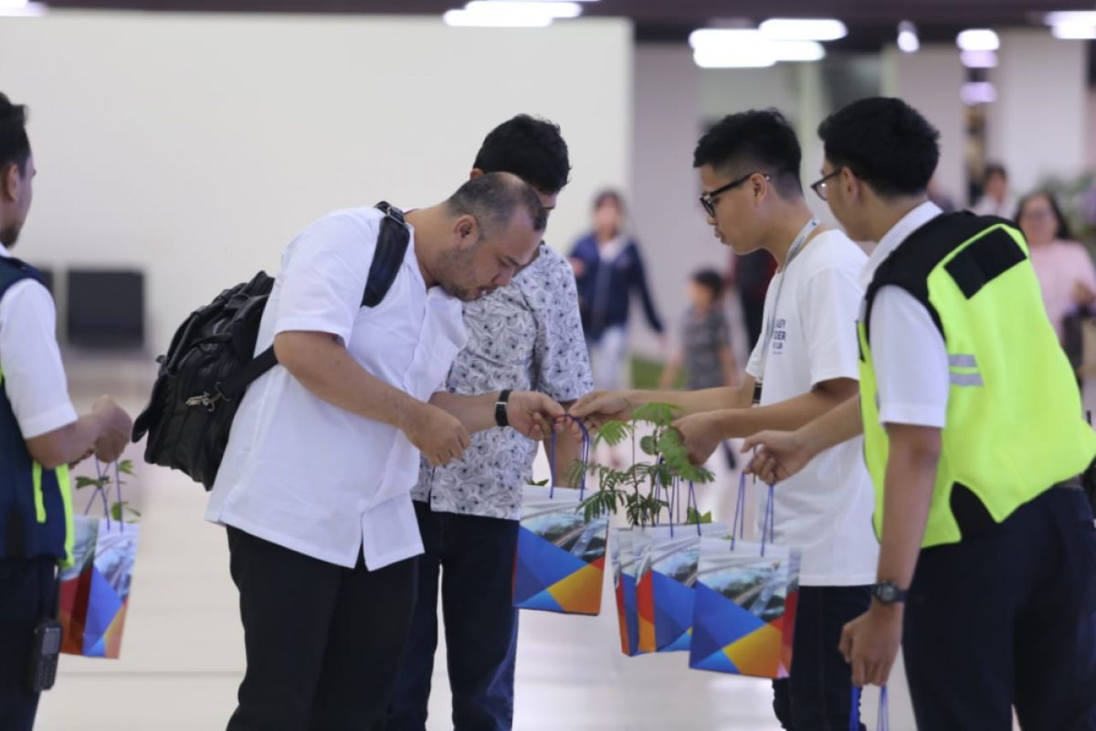 Bandara Soekarno-Hatta Bagikan 2.019 Bibit Pohon Kepada Penumpang