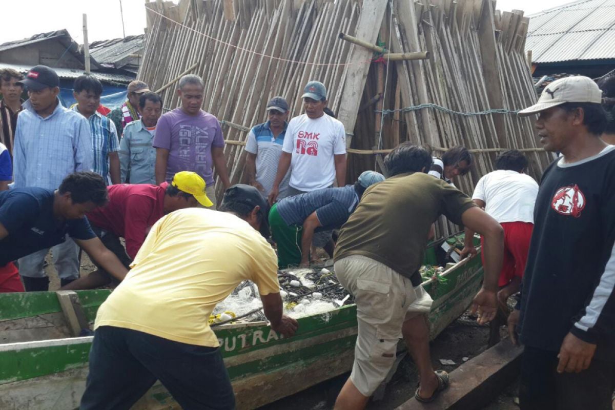 Tim Bersihkan Bangkai Perahu Di Sungai Cipunten