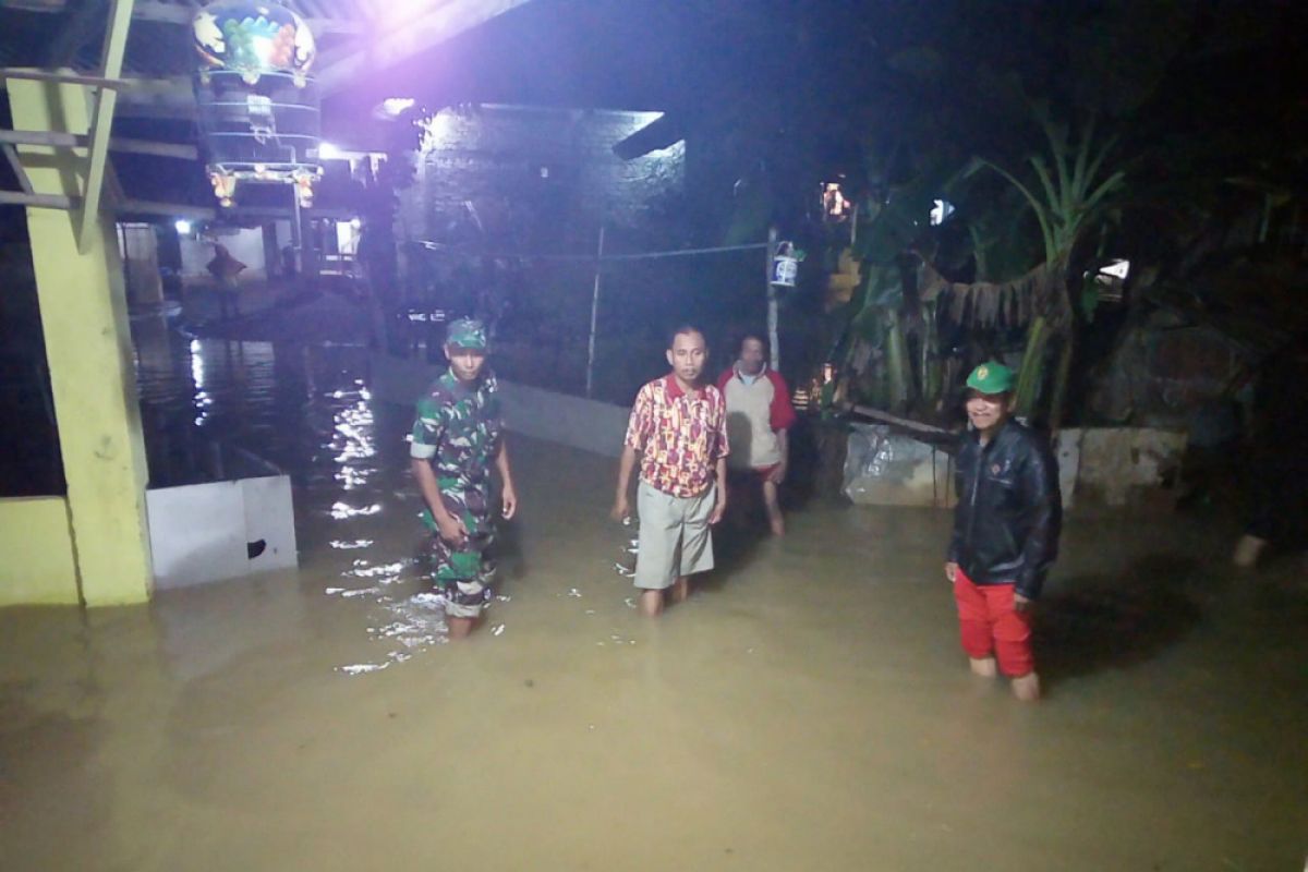 Banjir di Gladak Anyar Pamekasan Berangsur Surut