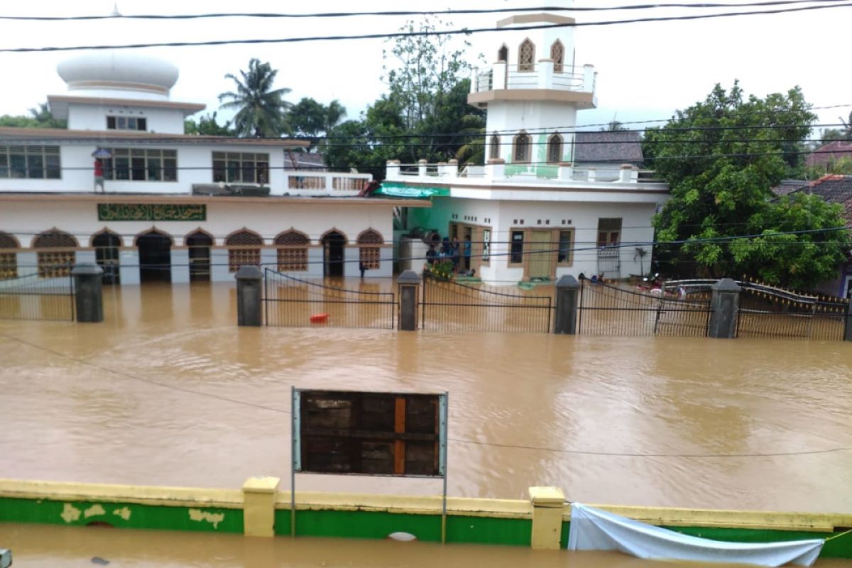 Desa Teluk Direndam Banjir 1,5 Meter