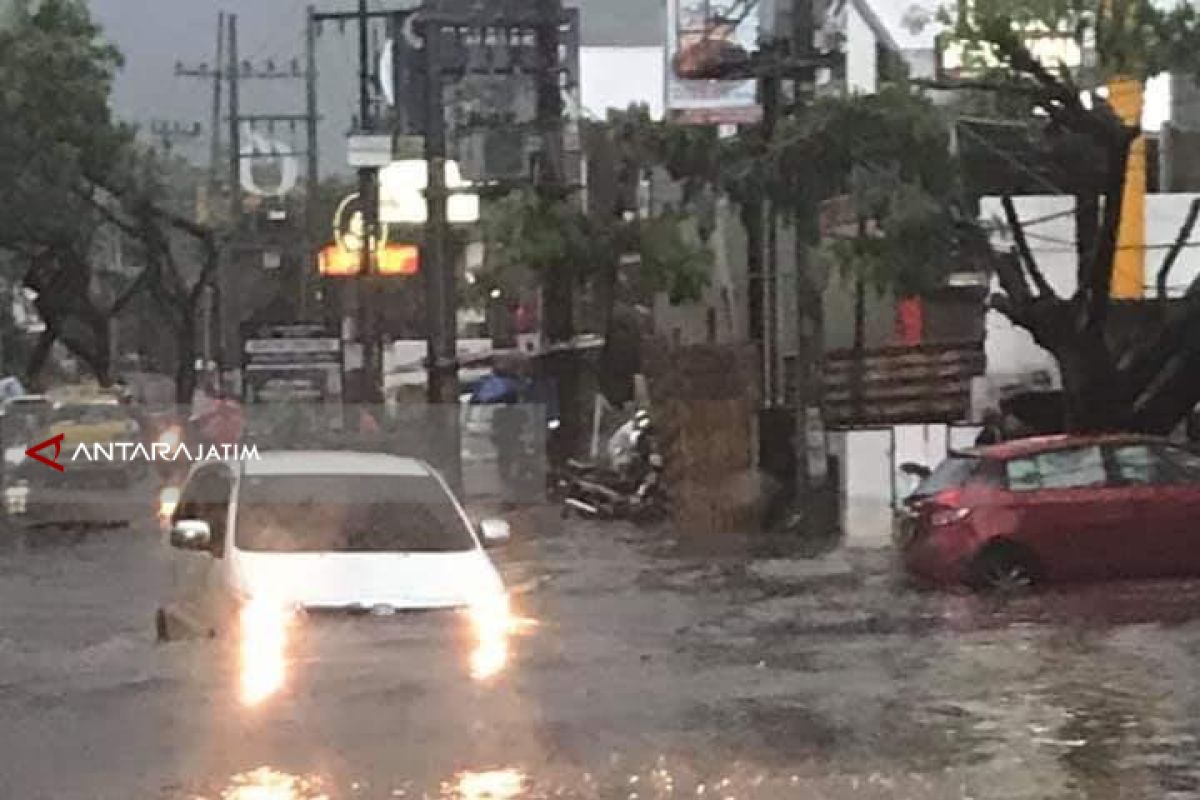Banjir Genangi Sejumlah Kawasan Perumahan Elite di Surabaya