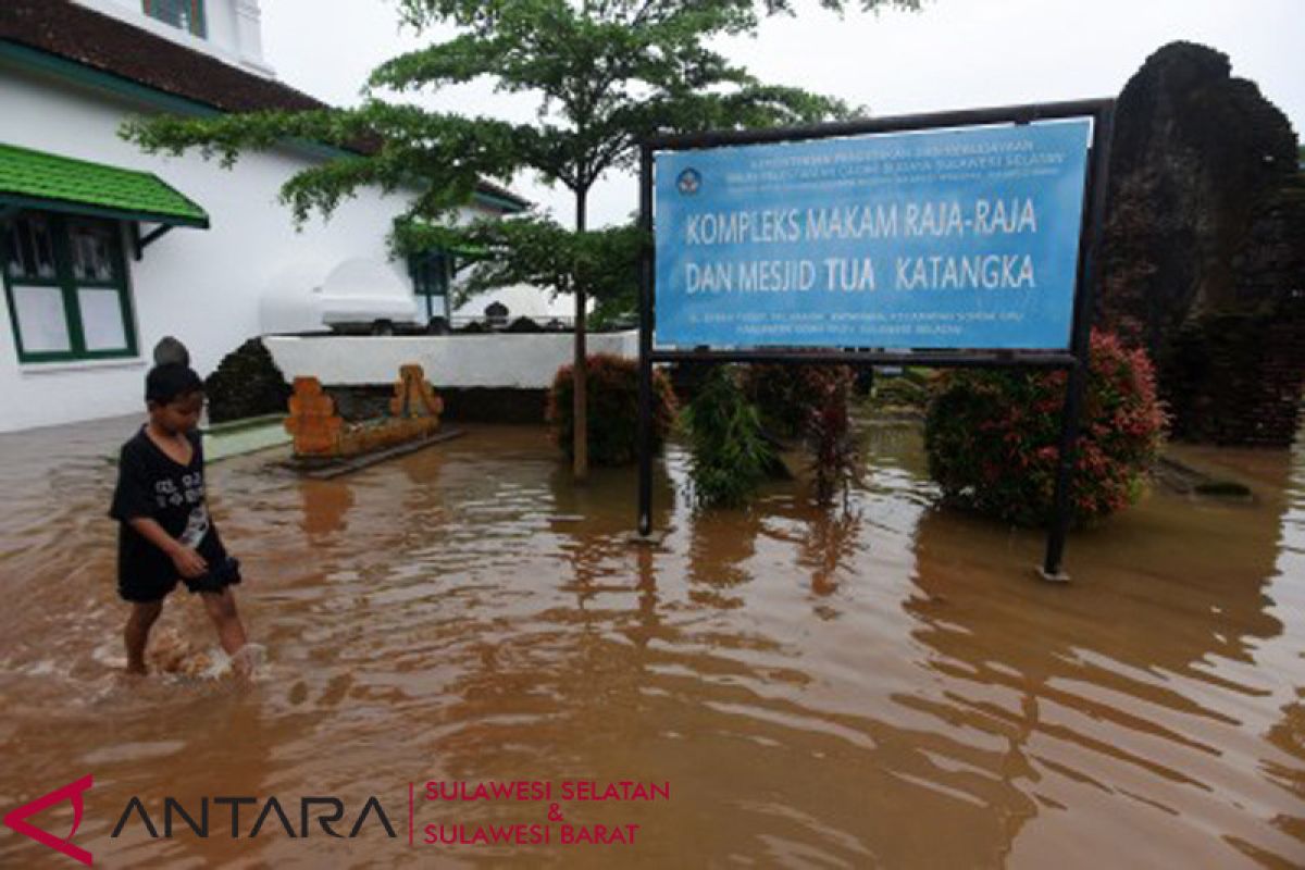 Polwan Polres Gowa berikan pemulihan trauma korban banjir