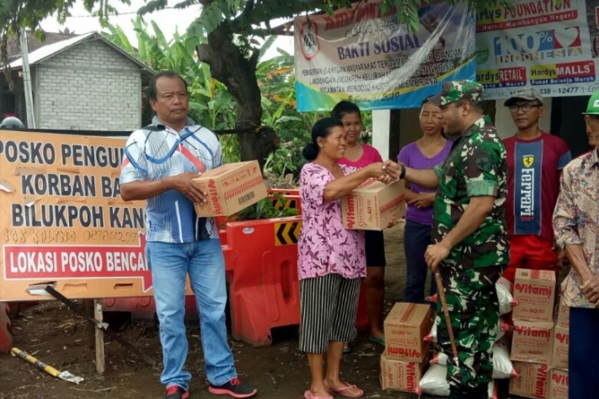 Persit Kodim Jembrana bagikan nasi bungkus kepada pemulung-kusir