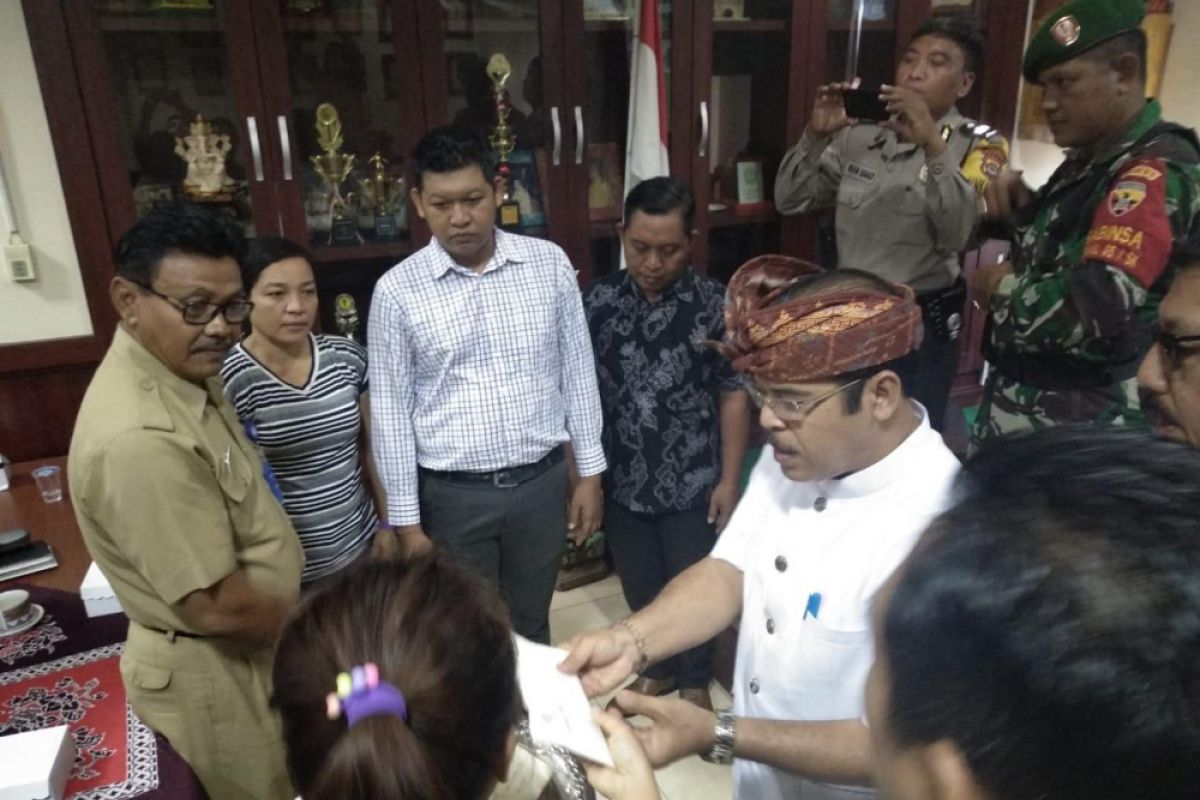 Pemprov Bali beri santunan korban tanah longsor Batubulan