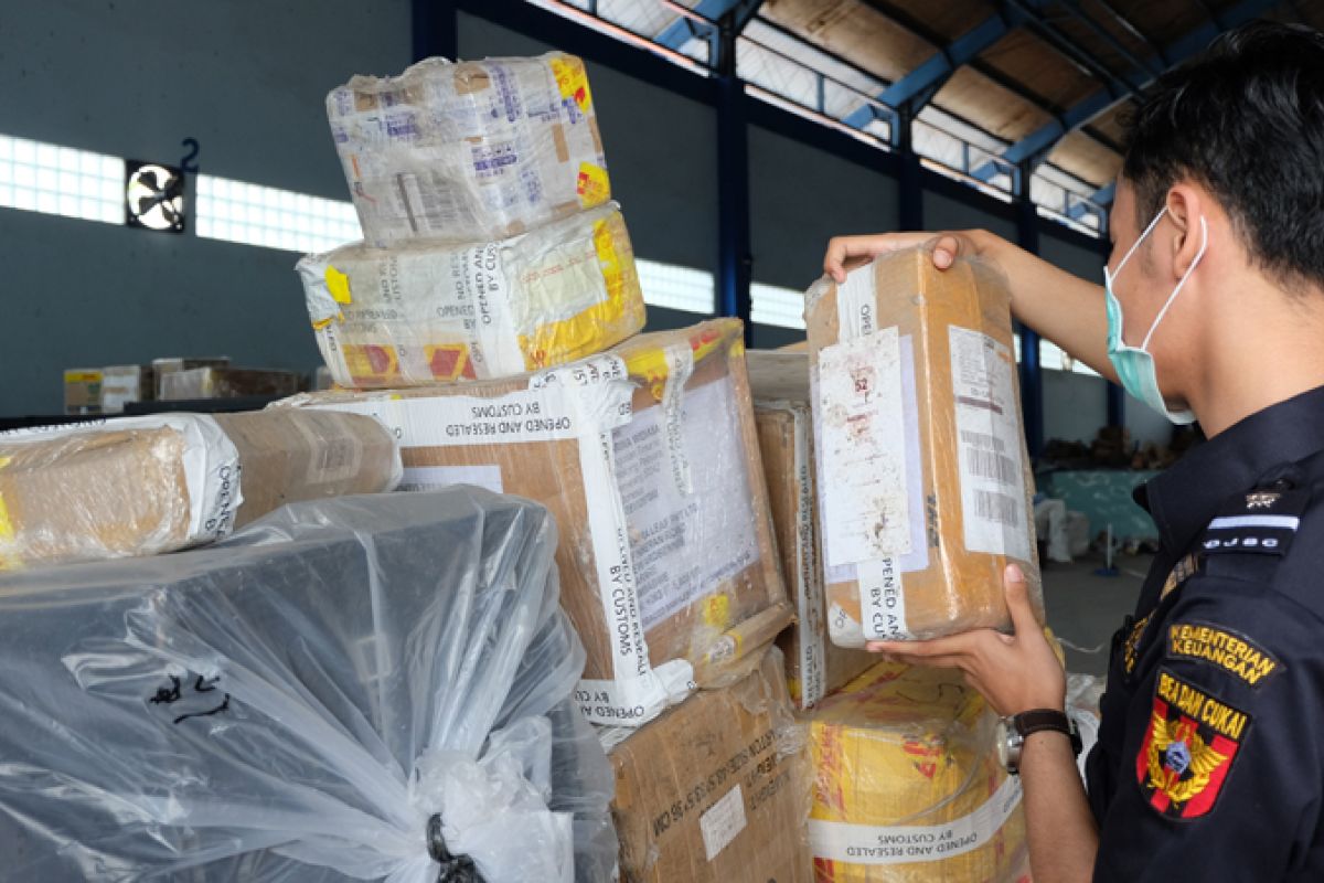 Penerimaan Bea Cukai Tanjung Emas lampaui target