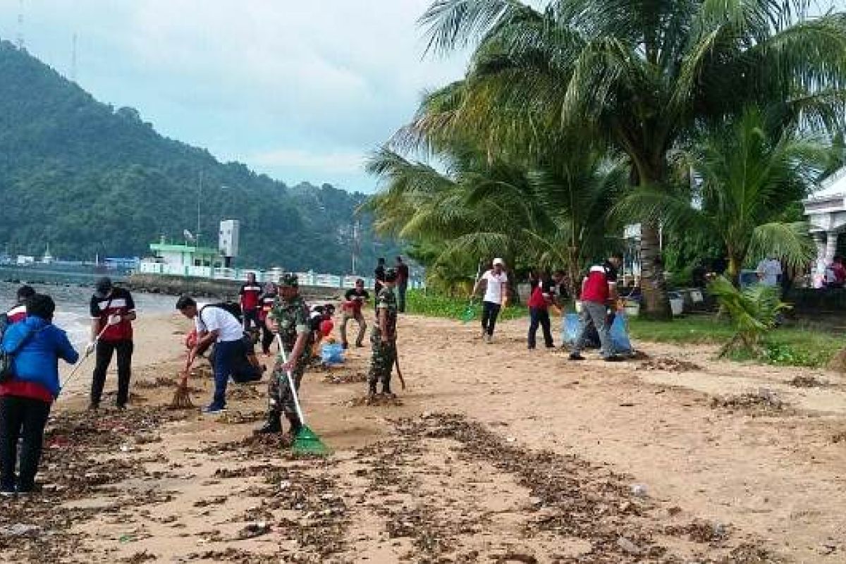 TNI-Pertamina bersihkan pantai Dok II Jayapura