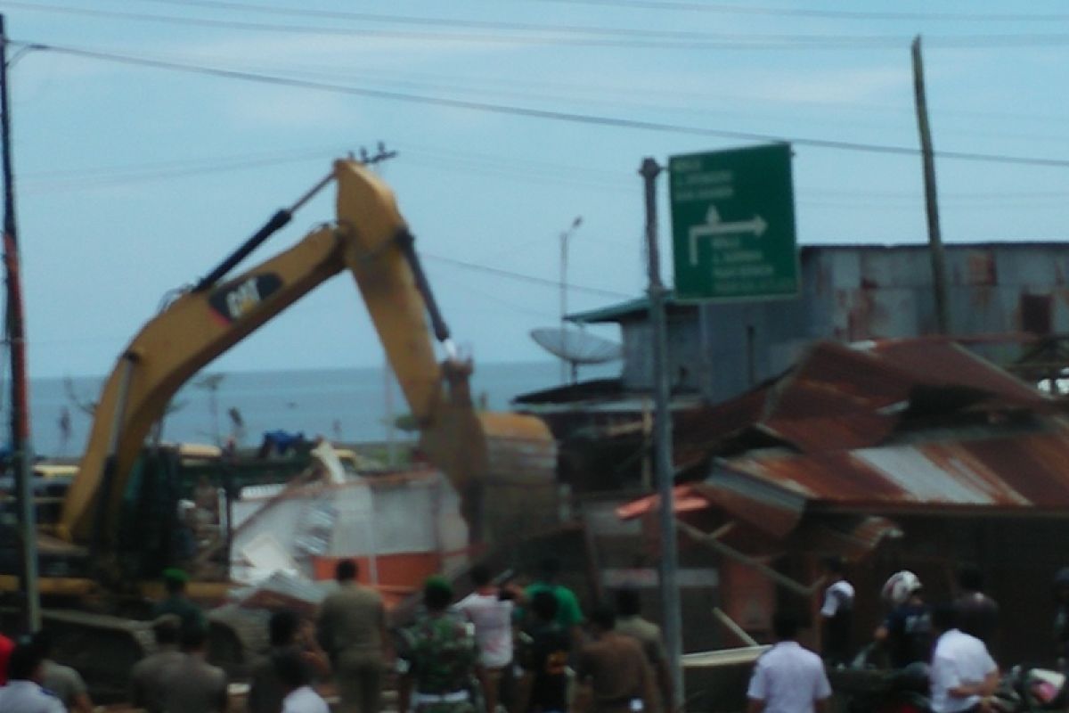 Pemkot Gunungsitoli bongkar bangunan bekas bantuan Help