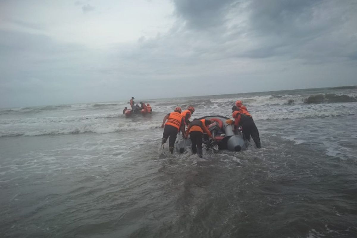 Personel BPBD Makassar bantu pencarian korban tenggelam